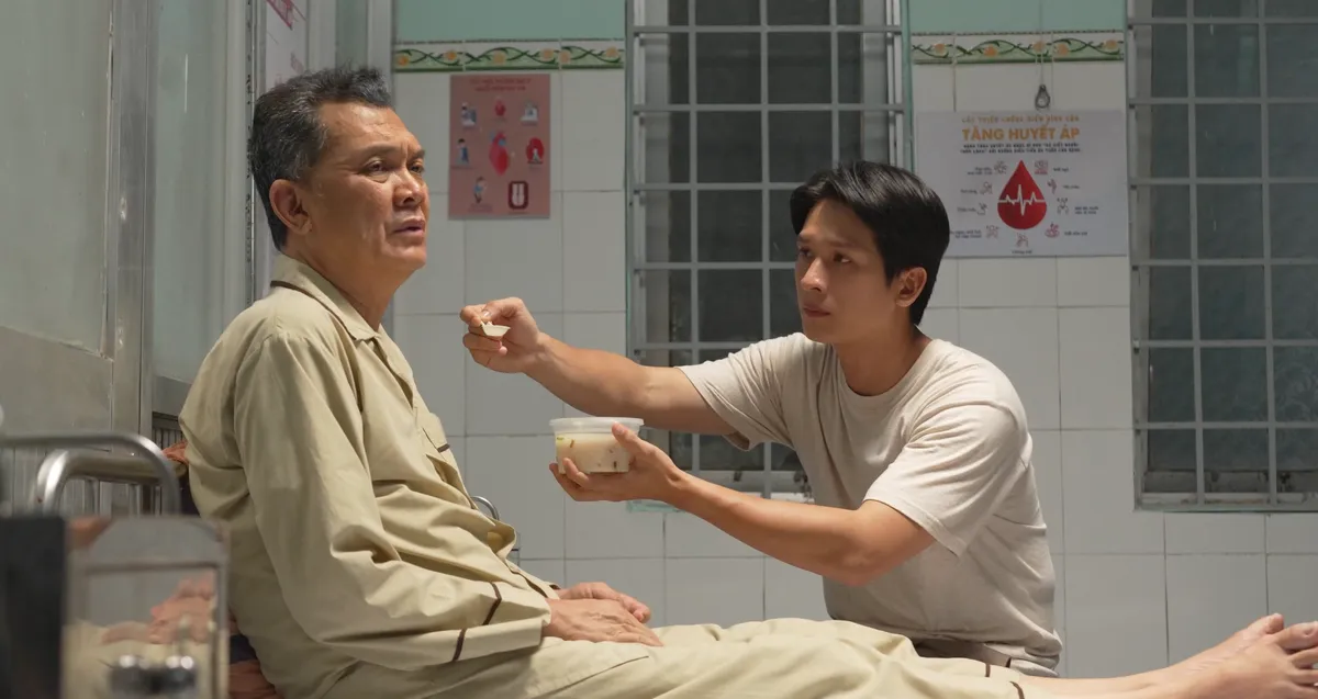 NSƯT Hữu Châu đưa vai diễn gắn bó 20 năm từ sân khấu kịch lên phim - Ảnh 1.