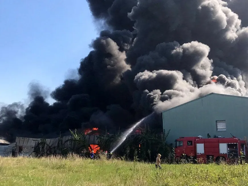 Hải Phòng: Cháy lớn tại xưởng nhựa ở xã Trường Tân, cột khói đen lan rộng- Ảnh 1.