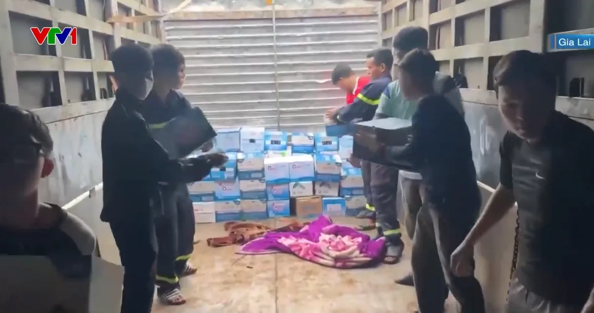 Lực lượng công an góp sức giúp người dân vùng lũ khắc phục hậu quả - Ảnh 1.