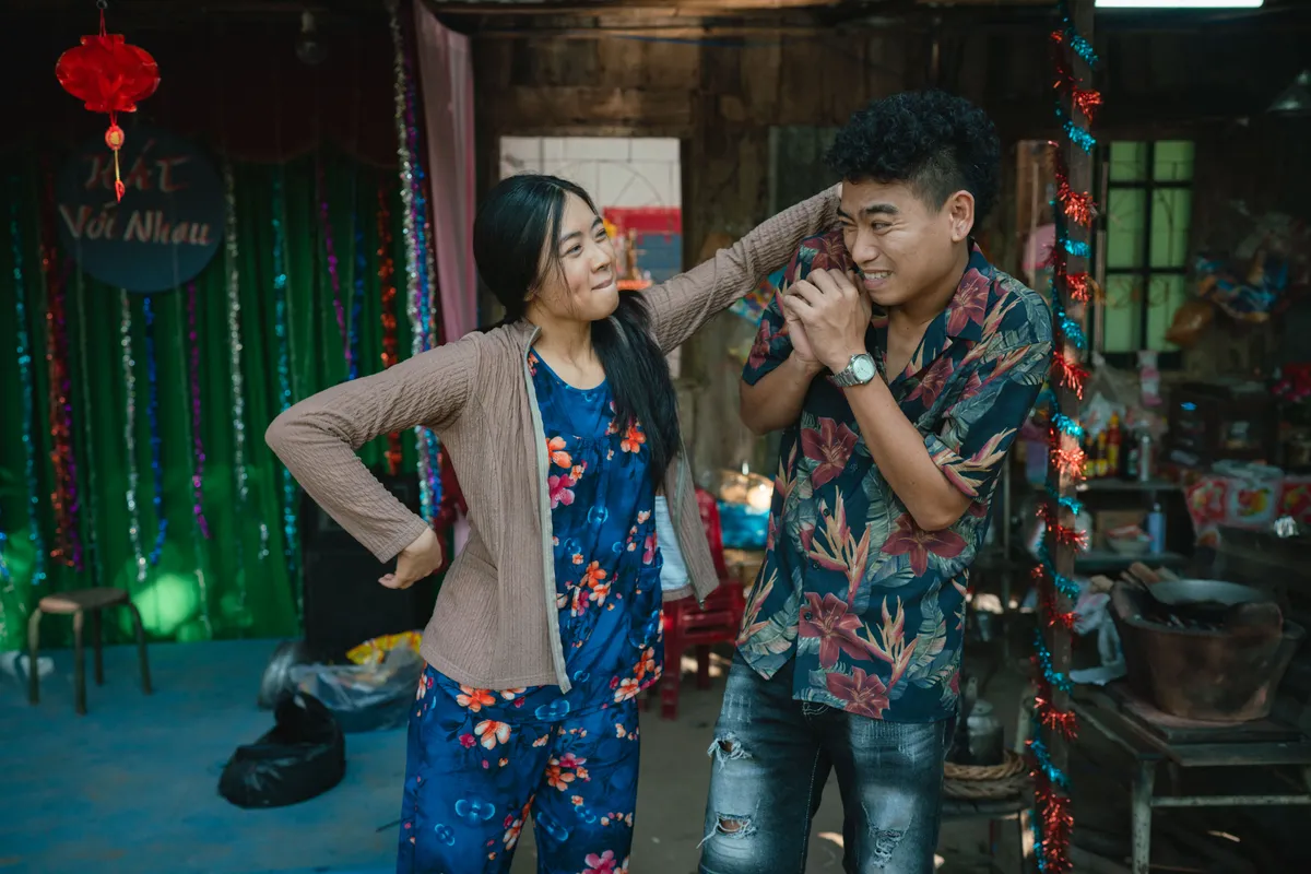 NSƯT Hữu Châu đưa vai diễn gắn bó 20 năm từ sân khấu kịch lên phim - Ảnh 4.