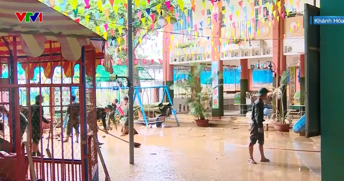 Công nhân môi trường tăng ca dọn vệ sinh, hàng nghìn cán bộ, chiến sĩ giúp dân sau lũ - Ảnh 2.