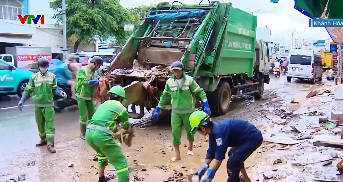 Công nhân môi trường tăng ca dọn vệ sinh, hàng nghìn cán bộ, chiến sĩ giúp dân sau lũ - Ảnh 1.