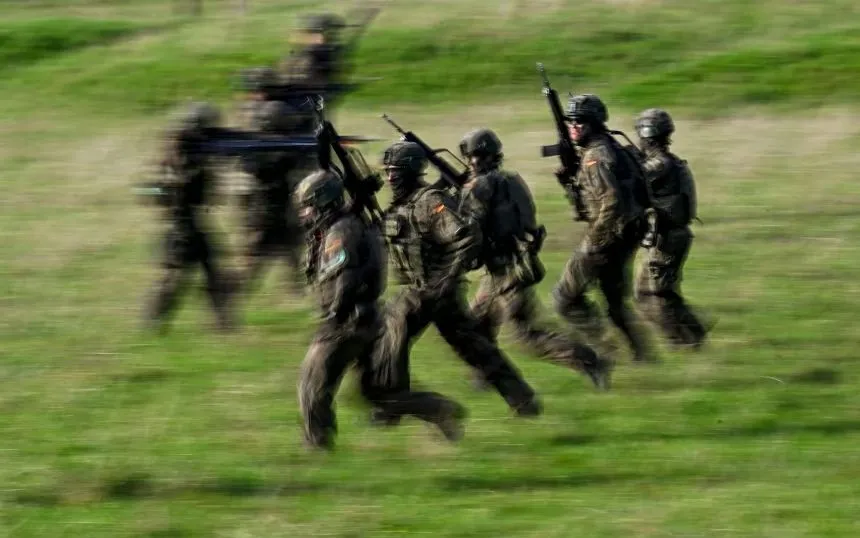 Tân binh Bundeswehr tham gia diễn tập chiến đấu tại doanh trại Westfalen-Kaserne ở Ahlen, Đức. (Ảnh: AFP/Getty Images)