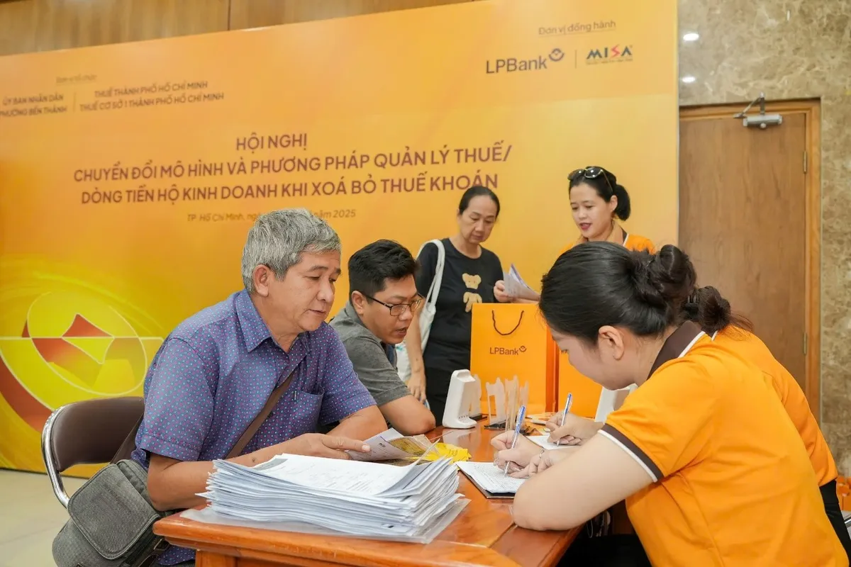 LPBank chung tay gỡ kh&oacute; cho hộ kinh doanh, tiểu thương trước "bước ngoặt" x&oacute;a bỏ thuế kho&aacute;n - Ảnh 2.