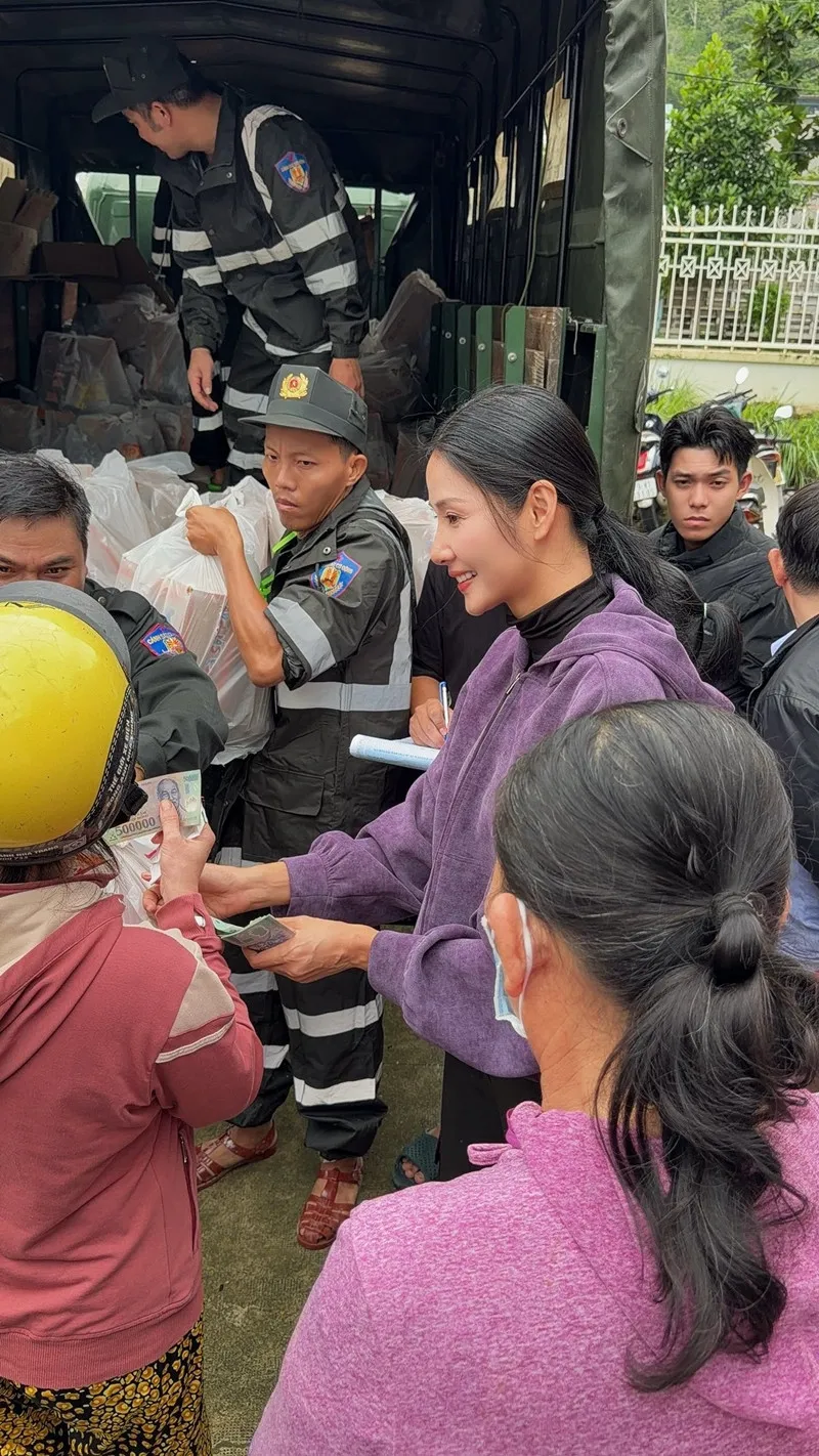 Nghệ sĩ Việt chung tay hỗ trợ người dân vũng bão - Ảnh 1.