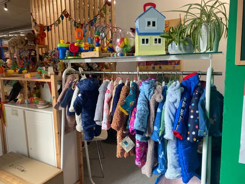 Nguyên nhân khiến 1/3 trẻ em Anh sống trong cảnh nghèo đói- Ảnh 1.