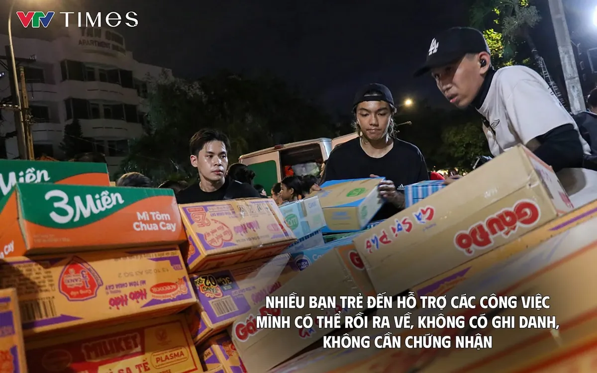 Nhiều bạn trẻ đến hỗ trợ các công việc mình có thể rồi ra về, không có ghi danh, không cần chứng nhận. Ảnh: Long Hiếu