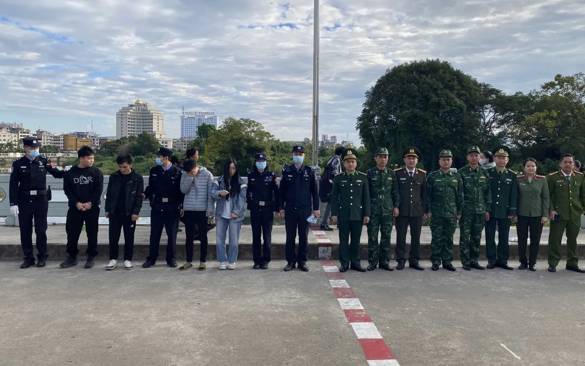 Lực lượng chức năng Việt Nam trao trả 09 công dân Trung Quốc. Ảnh: Công an Quảng Ninh