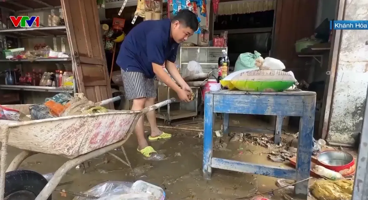 Mọi thứ tan hoang sau lũ, người dân Khánh Hòa tìm mọi cách gượng dậy - Ảnh 1.