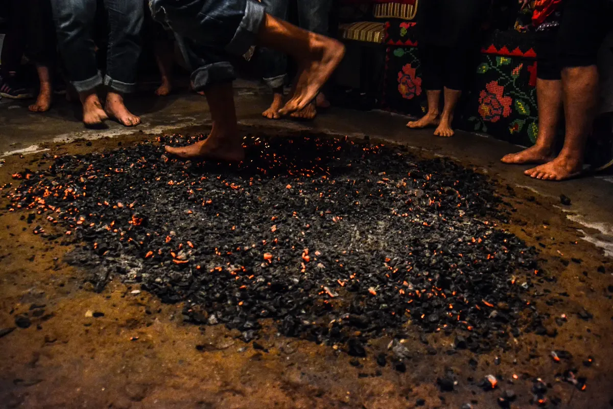 Khám phá tục lệ đi chân trần trên than hồng của người Hy Lạp- Ảnh 3.