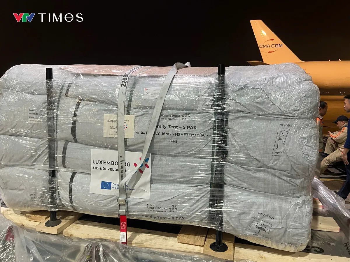 Chuyển hàng cứu trợ khẩn cấp của Liên minh Châu Âu đến người dân vùng lũ Đắk Lắk - Ảnh 1.