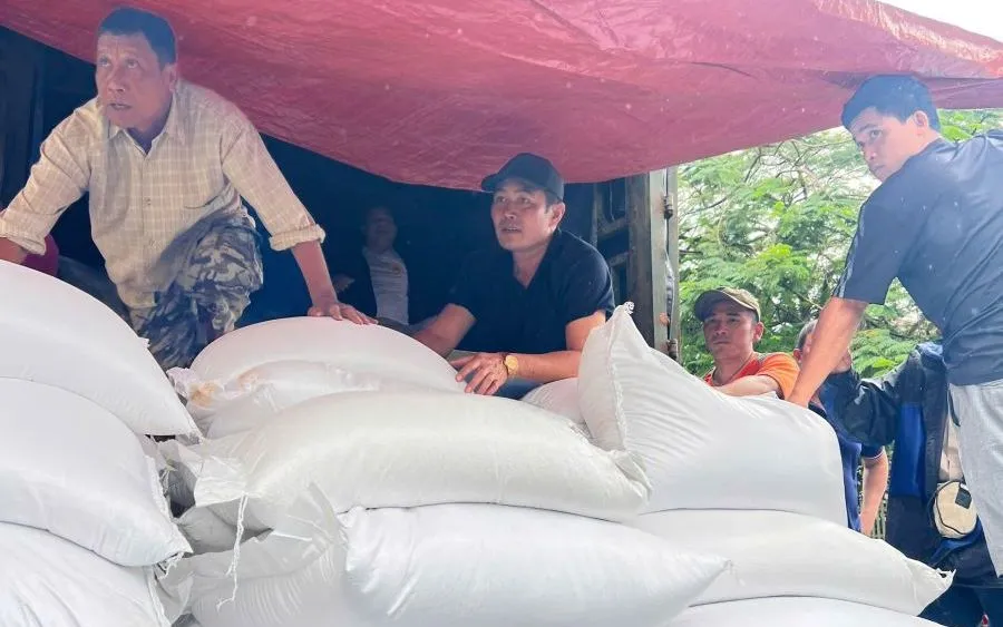 Sở Y tế tỉnh Đắk Lắk tiếp nhận và cấp 80 tấn gạo hỗ trợ người dân xã Tuy An Nam.