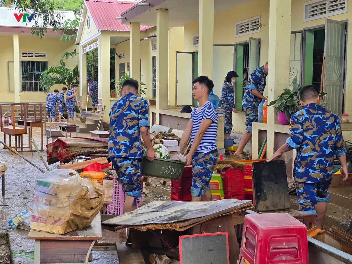 Tạm gác việc học tập học viên Học viện Hải quân giúp đỡ Nhân dân khắc phục hậu quả sau lũ - Ảnh 2.