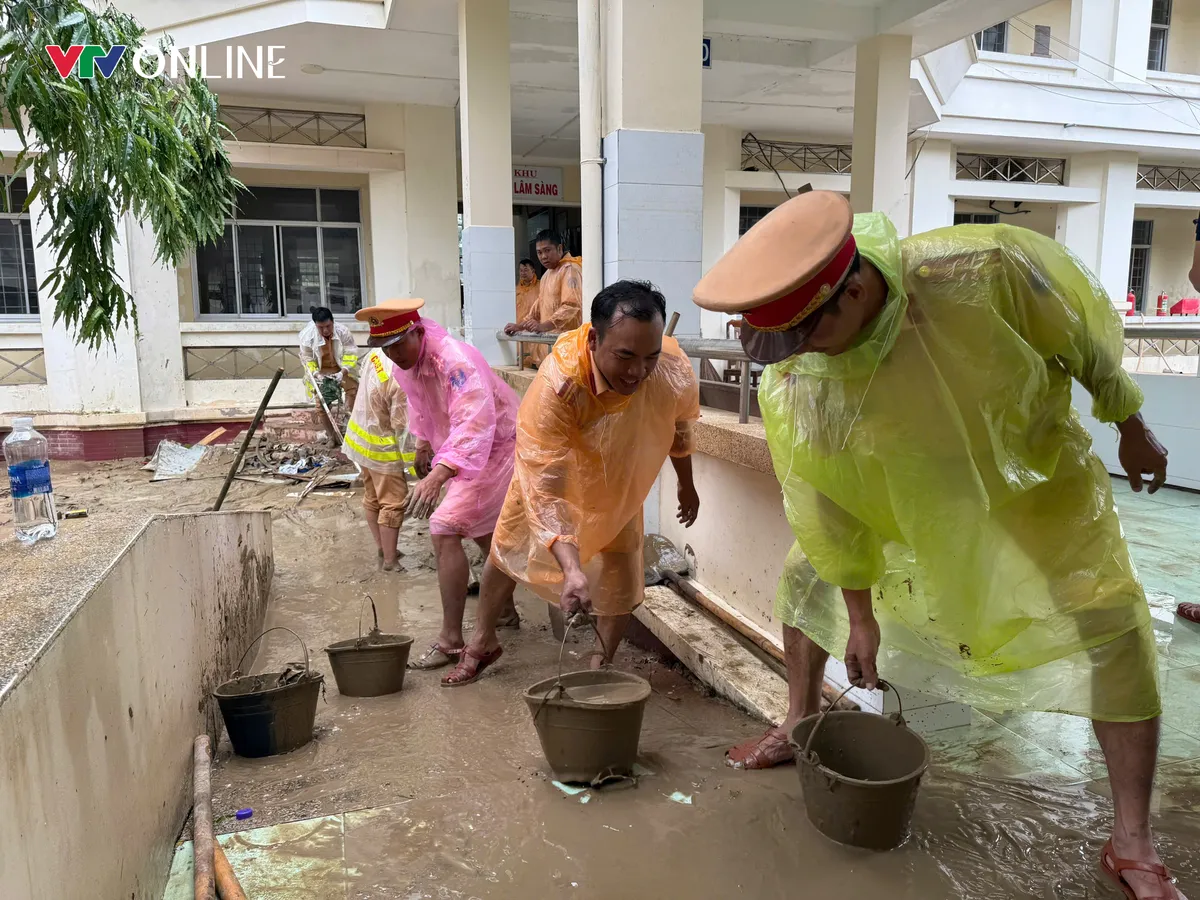 TP Hồ Chí Minh điều động 100 CSGT ra Gia Lai hỗ trợ dọn dẹp bệnh viện sau lũ - Ảnh 1.