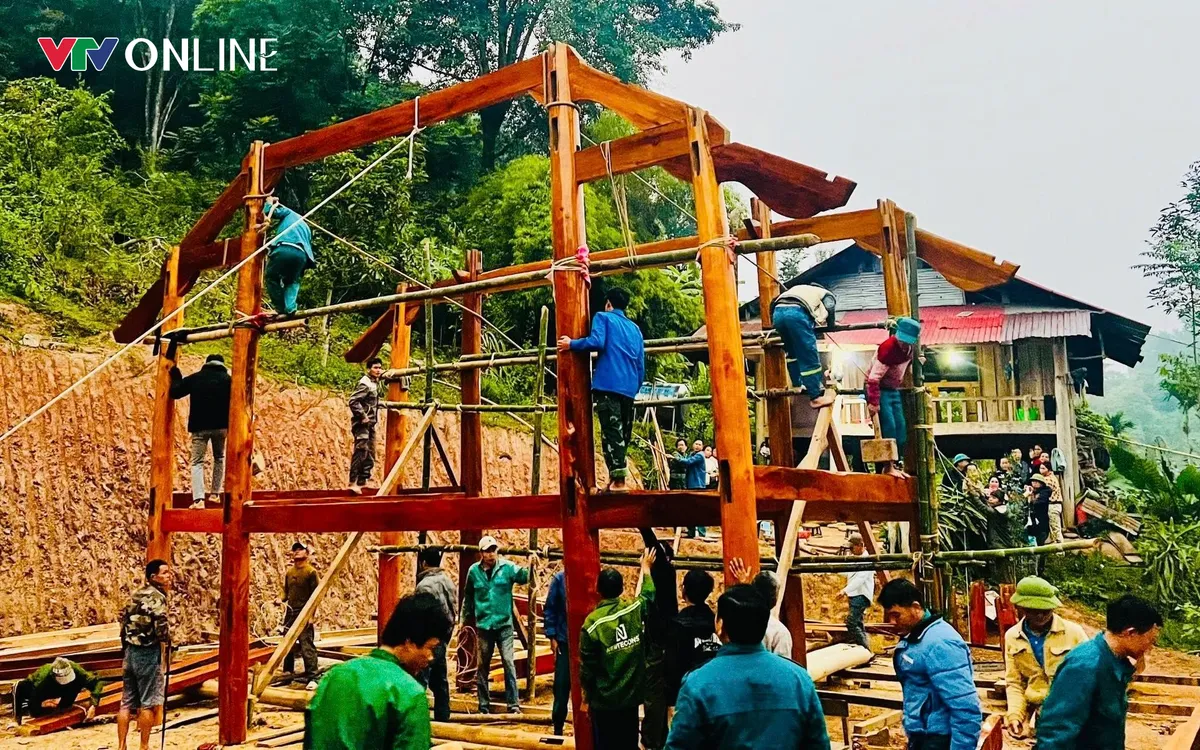 Xã Nhôn Mai tiếp tục huy động lực lượng, tập trung giúp đỡ các hộ dựng lại nhà ở kiên cố. Ảnh Nhôn Mai.