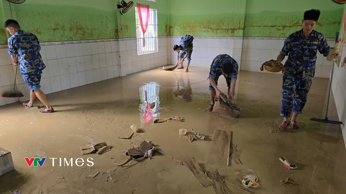 Tạm gác việc học tập học viên Học viện Hải quân giúp đỡ Nhân dân khắc phục hậu quả sau lũ - Ảnh 1.