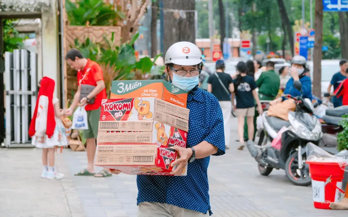 Khoảnh khắc đẹp tuần qua (17-23/11): Ấm áp tình đồng bào trong mưa lũ- Ảnh 2.