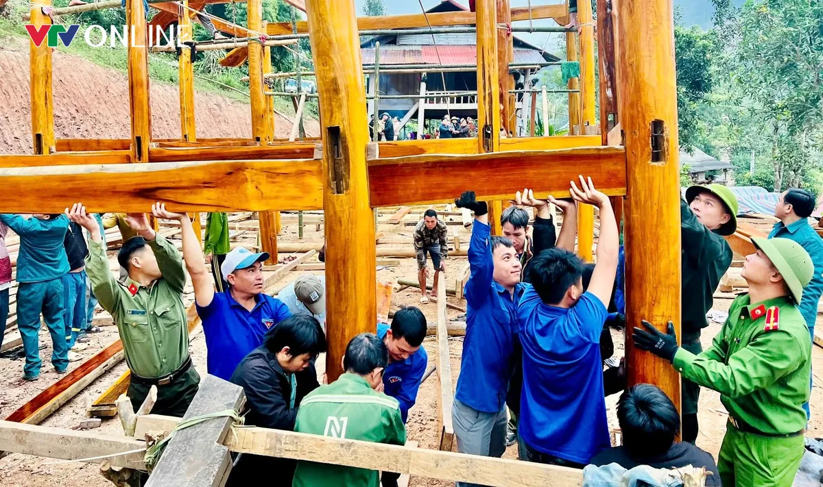 Nghệ An: Huy động lực lượng khẩn trương dựng nhà ở cho các hộ dân bị vùi lấp, trôi nhà do thiên tai - Ảnh 1.