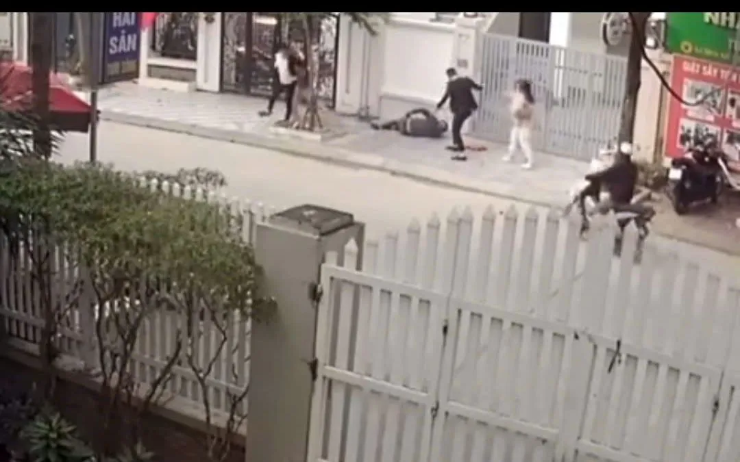 Hai người đàn ông hành hung nạn nhân. Ảnh: Cắt từ clip