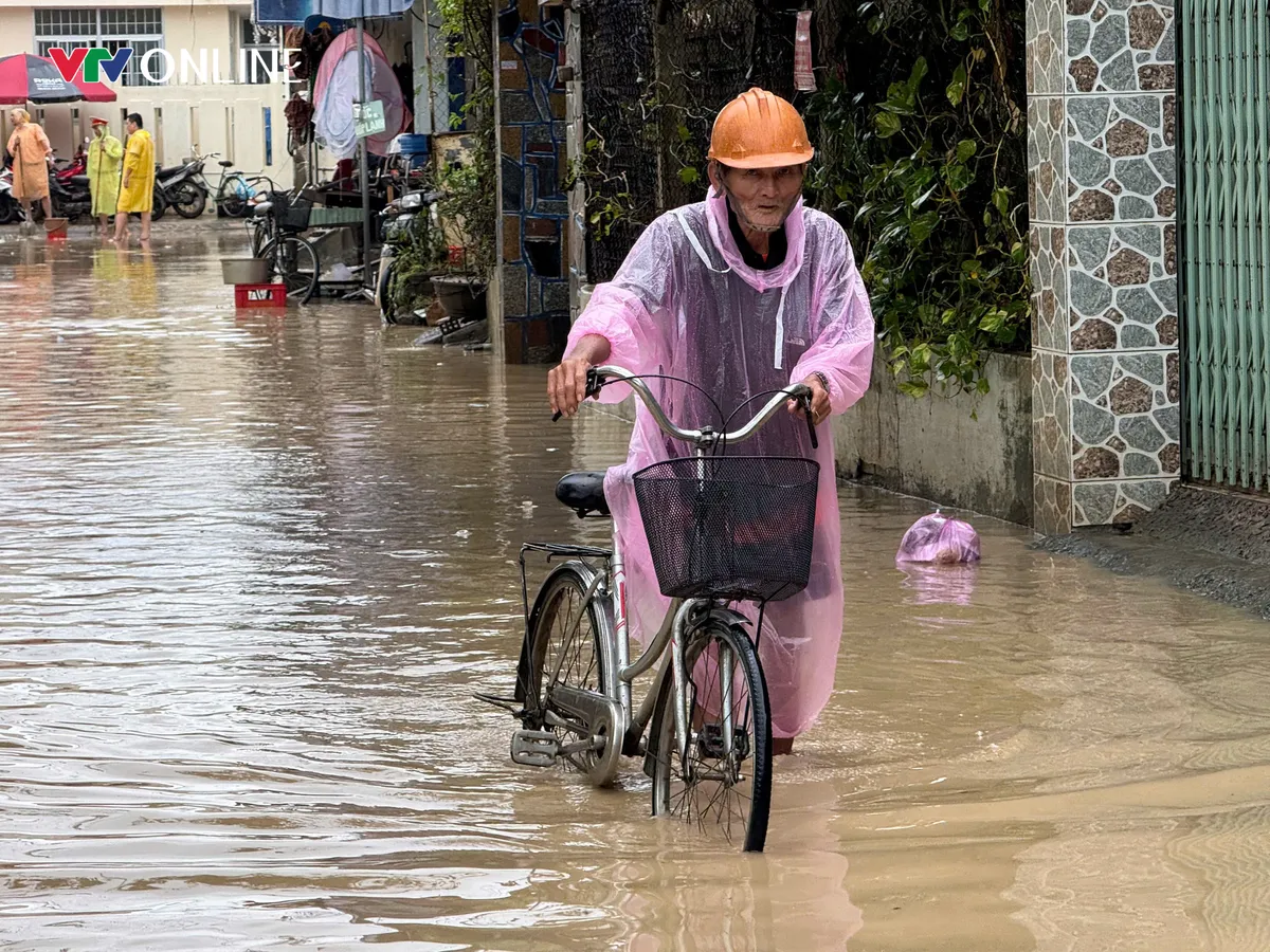 TP Hồ Chí Minh điều động 100 CSGT ra Gia Lai hỗ trợ dọn dẹp bệnh viện sau lũ - Ảnh 4.