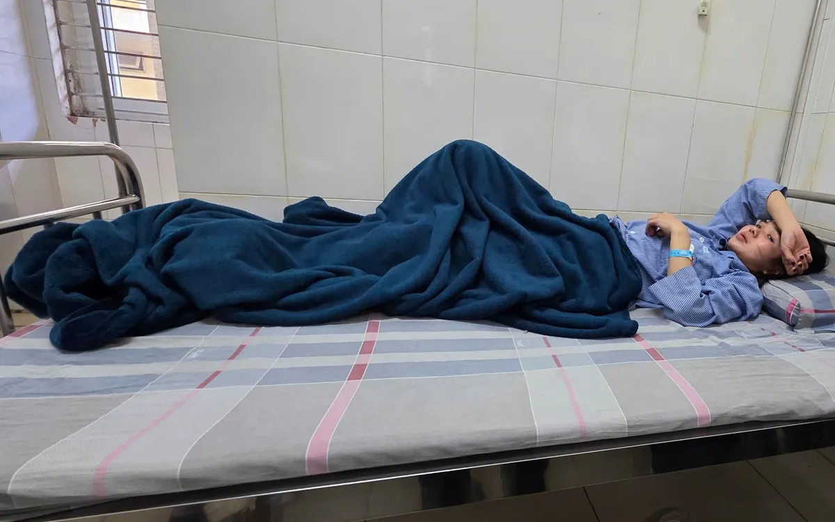 Chị Ngân đang điều trị tại Bệnh viện Đa khoa Mê Linh. (Ảnh chụp ngày 24/11)