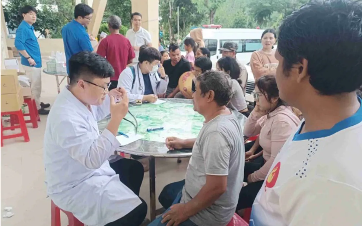 Các bác sĩ TP Hồ Chí Minh khám, chữa bệnh cho người dân vùng lũ Khánh Hòa.