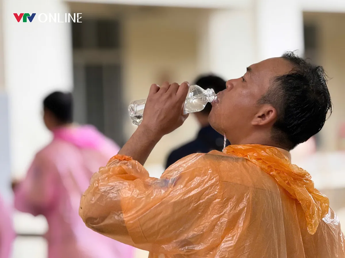 TP Hồ Chí Minh điều động 100 CSGT ra Gia Lai hỗ trợ dọn dẹp bệnh viện sau lũ - Ảnh 6.