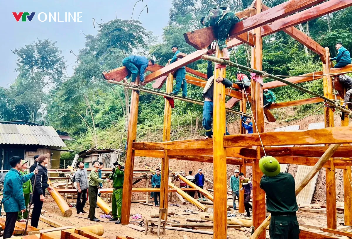 Nghệ An: Huy động lực lượng khẩn trương dựng nhà ở cho các hộ dân bị vùi lấp, trôi nhà do thiên tai - Ảnh 4.