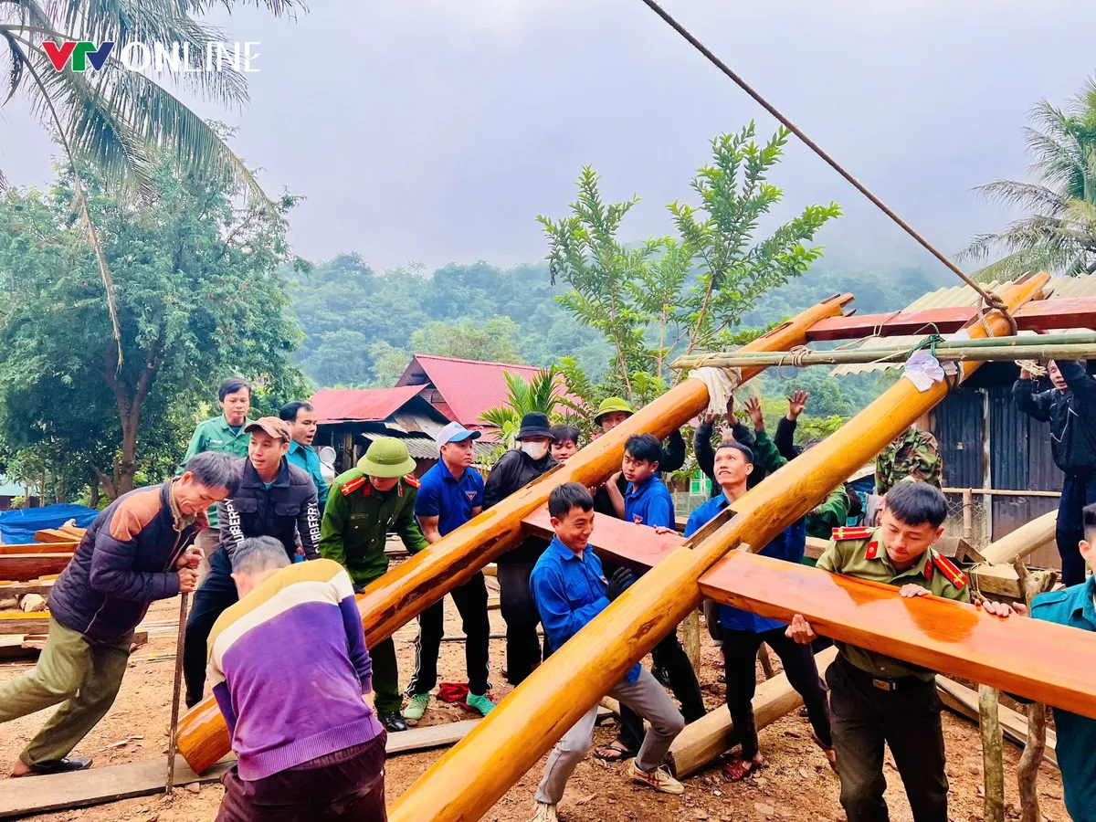 Nghệ An: Huy động lực lượng khẩn trương dựng nhà ở cho các hộ dân bị vùi lấp, trôi nhà do thiên tai - Ảnh 2.