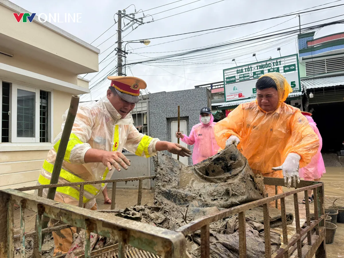 TP Hồ Chí Minh điều động 100 CSGT ra Gia Lai hỗ trợ dọn dẹp bệnh viện sau lũ - Ảnh 3.