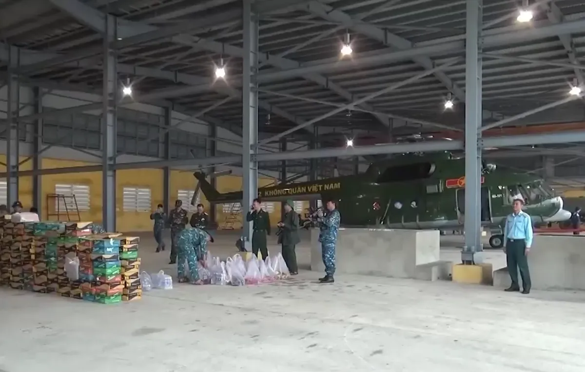 Không quân tăng cường hỗ trợ người dân vùng lũ - Ảnh 2.