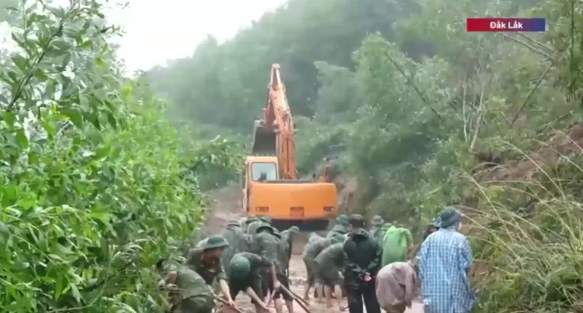 QUÂN ĐỘI GIÚP DÂN KHẮC PHỤC HẬU QUẢ MƯA LŨ - Ảnh 1.