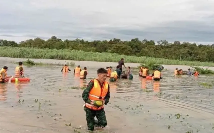 Bộ đội, Công an hỗ trợ người dân thu hoạch nông sản