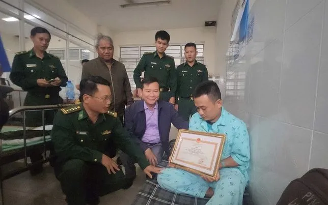 Chính ủy Bộ đội Biên phòng tỉnh Gia Lai Đoàn Văn Báu trao tặng Bằng khen cho Thiếu tá Nguyễn Khắc Thinh. (Ảnh: TTXVN)