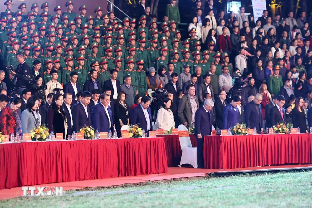 Thủ tướng Phạm Minh Chính và các đại biểu tưởng niệm đồng bào bị thiệt mạng do bão lũ.