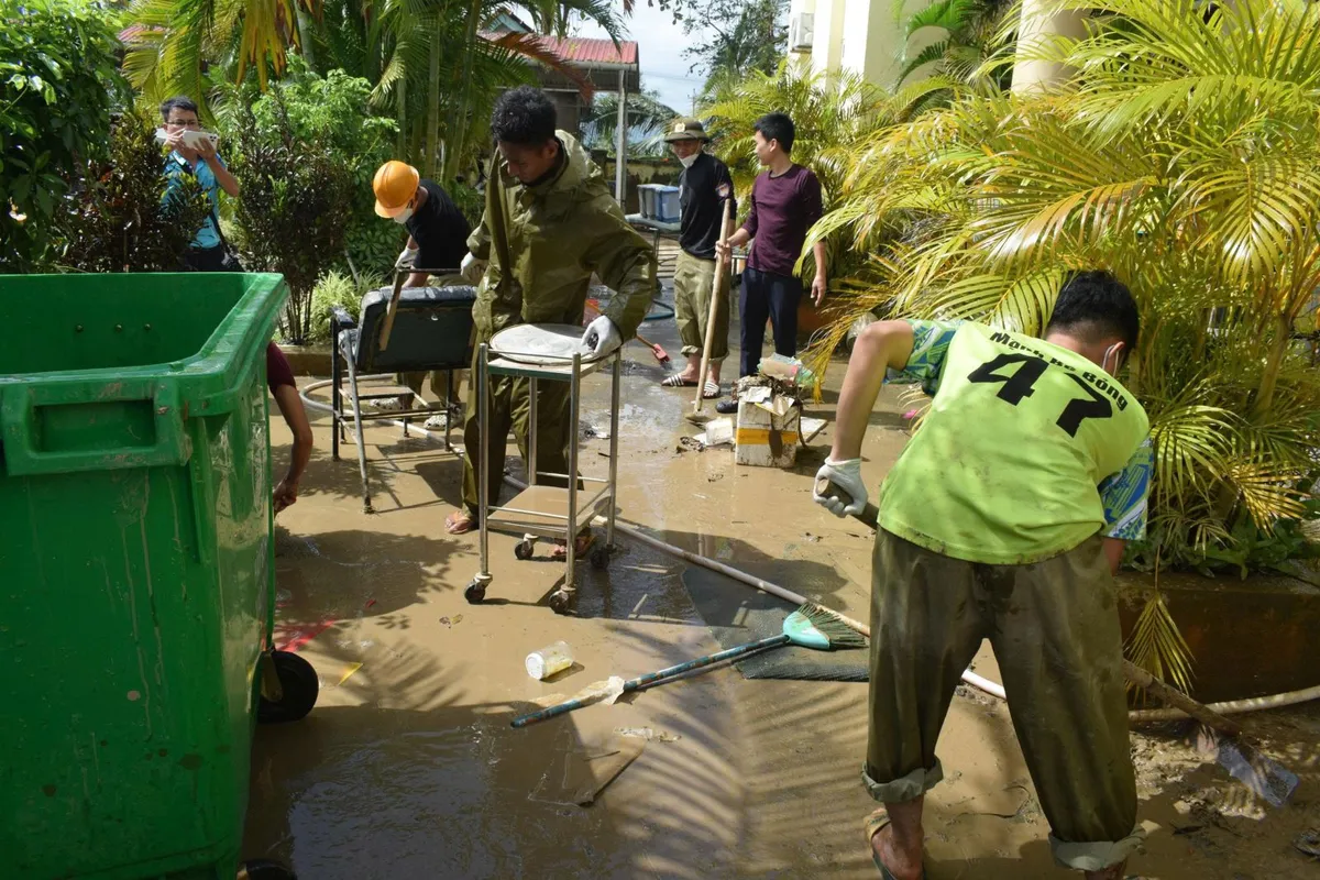 Chủ động xử lý môi trường, ngăn dịch bệnh sau mưa bão kéo dài- Ảnh 1.