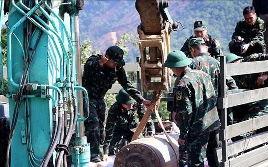 Lực lượng quân đội làm công tác kiểm tra bom M118 trước khi xuống xe chuyên dụng quân sự. Ảnh: TTXVN

