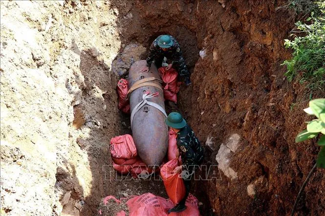 Hủy nổ an to&agrave;n quả bom khoảng 1,2 tấn được người d&acirc;n ph&aacute;t hiện tr&ecirc;n s&ocirc;ng L&ocirc; - Ảnh 1.