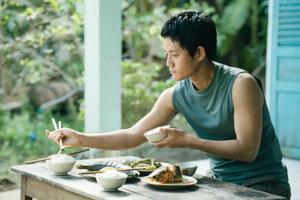 NSƯT Hữu Châu đưa vai diễn gắn bó 20 năm từ sân khấu kịch lên phim - Ảnh 5.