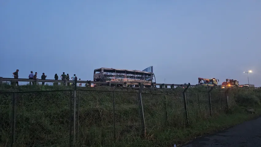 Xe khách giường nằm cháy trơ khung trên cao tốc TP Hồ Chí Minh - Trung Lương - Ảnh 2.