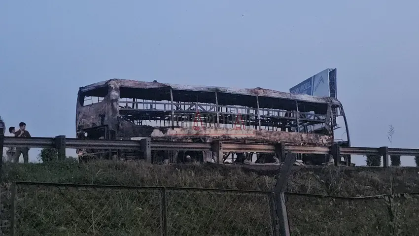 Xe khách giường nằm cháy trơ khung trên cao tốc TP Hồ Chí Minh - Trung Lương - Ảnh 1.