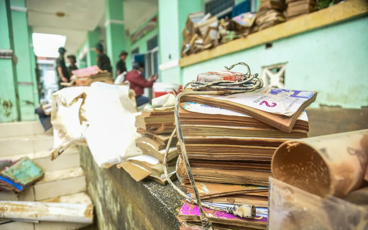 Sách vở học sinh hư hỏng hàng loạt sau mưa lũ.