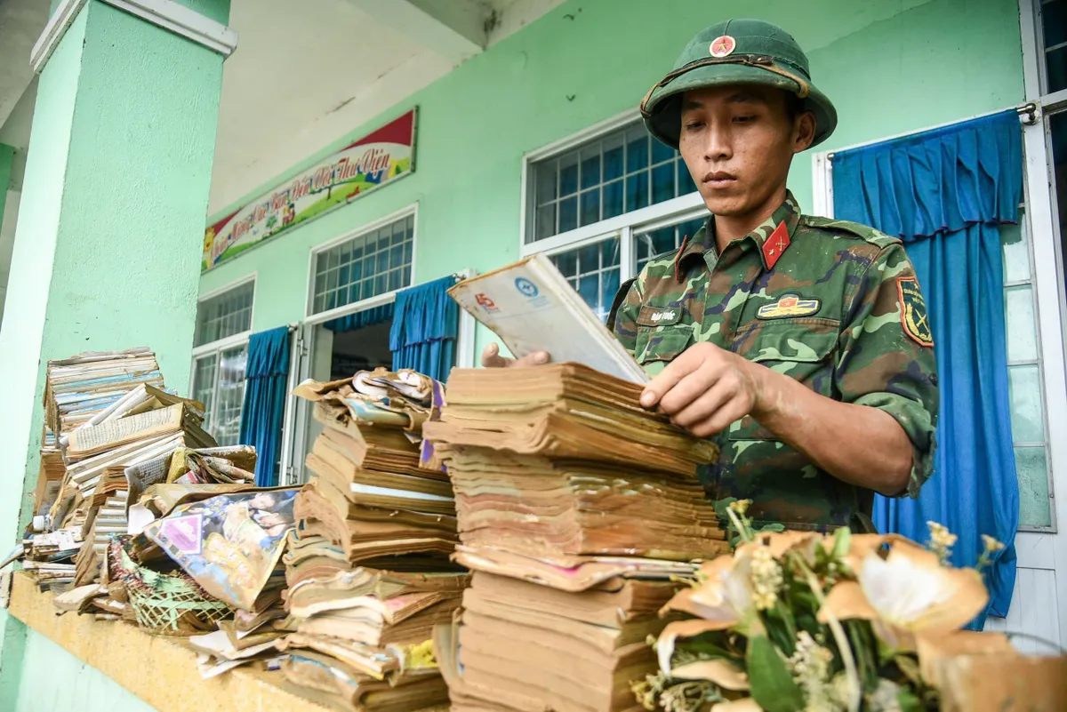 Lũ rút để lại trường lớp hoang tàn, sách vở học sinh hư hỏng hàng loạt - Ảnh 3.