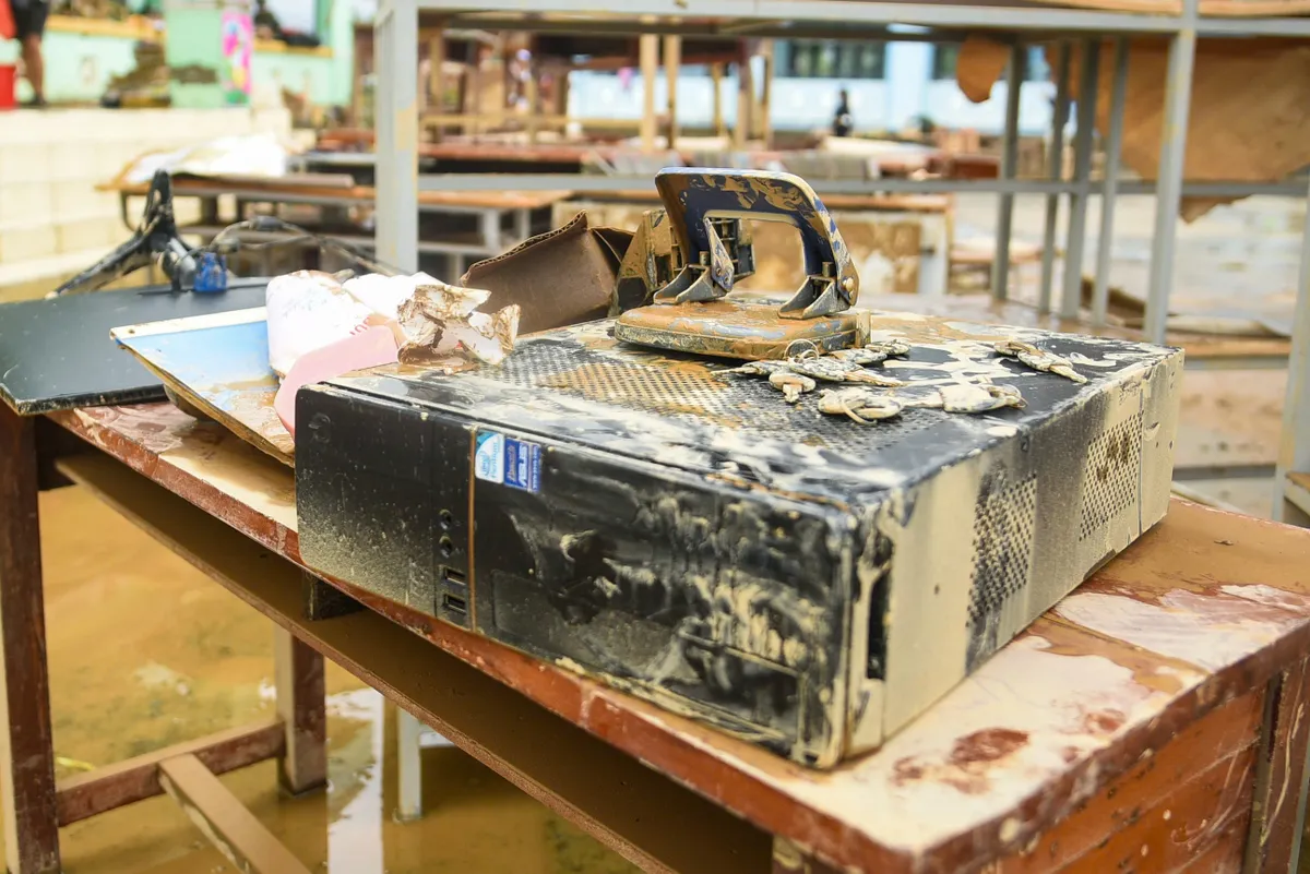 Lũ rút để lại trường lớp hoang tàn, sách vở học sinh hư hỏng hàng loạt - Ảnh 2.