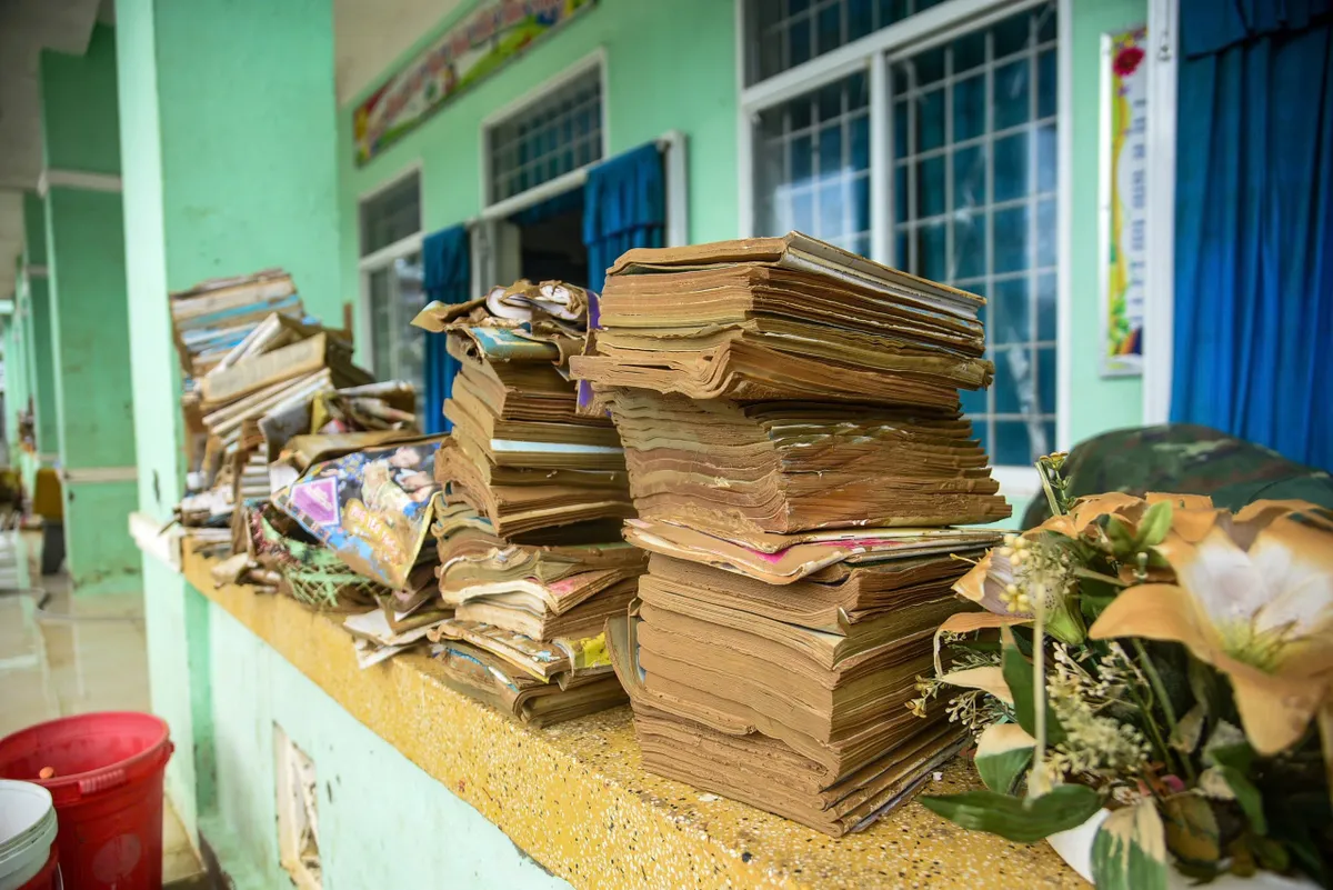 Lũ rút để lại trường lớp hoang tàn, sách vở học sinh hư hỏng hàng loạt - Ảnh 1.