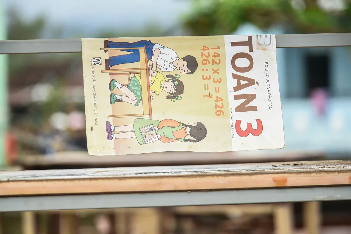Lũ rút để lại trường lớp hoang tàn, sách vở học sinh hư hỏng hàng loạt - Ảnh 5.