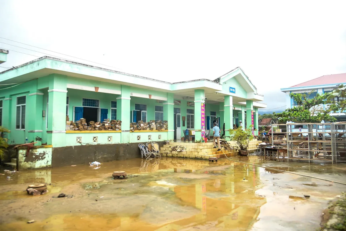 Lũ rút để lại trường lớp hoang tàn, sách vở học sinh hư hỏng hàng loạt - Ảnh 6.