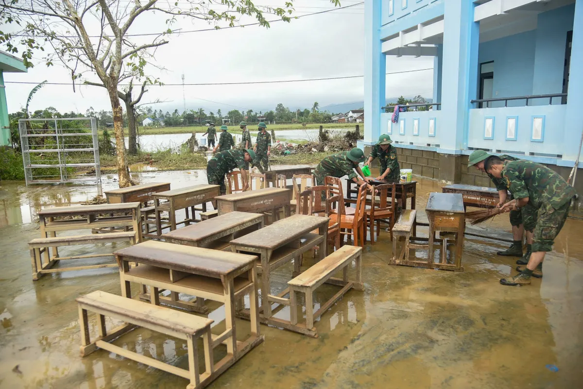 Lũ rút để lại trường lớp hoang tàn, sách vở học sinh hư hỏng hàng loạt - Ảnh 7.