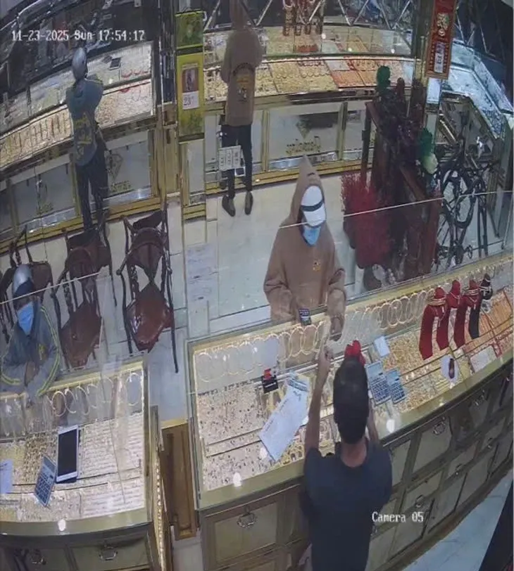 Truy tìm thanh niên cướp giật dây chuyền vàng trị giá hơn 120 triệu đồng- Ảnh 1. Truy tìm thanh niên cướp giật dây chuyền vàng trị giá hơn 120 triệu đồng- Ảnh 1.