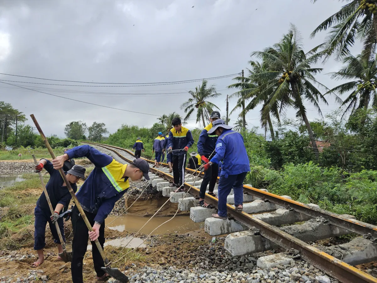 Đường sắt đã thông tàu 46 điểm sạt trôi, còn 15 điểm đang tập trung khắc phục - Ảnh 6.